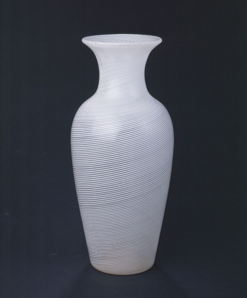 图片[1]-White filament wrapped glass bottle-China Archive